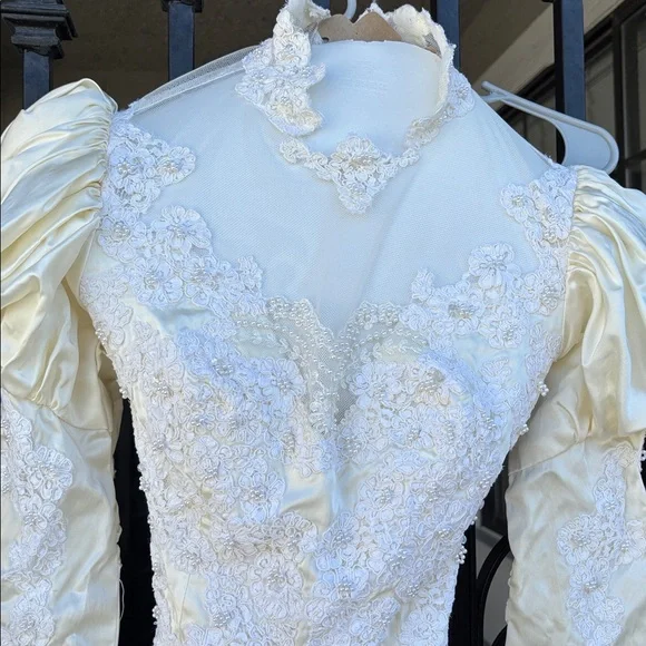 Vintage Elegant Ivory Wedding Dress with Train
size 2 - Picture 3 of 9